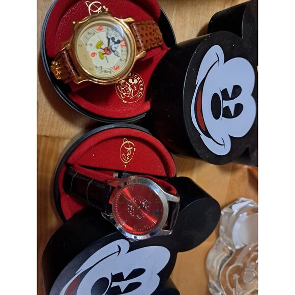 Very Vintage FABULOUS Mickey Mouse Watches, Bobble Heads, Weight, Cologne, Pins - Picture 4 of 15